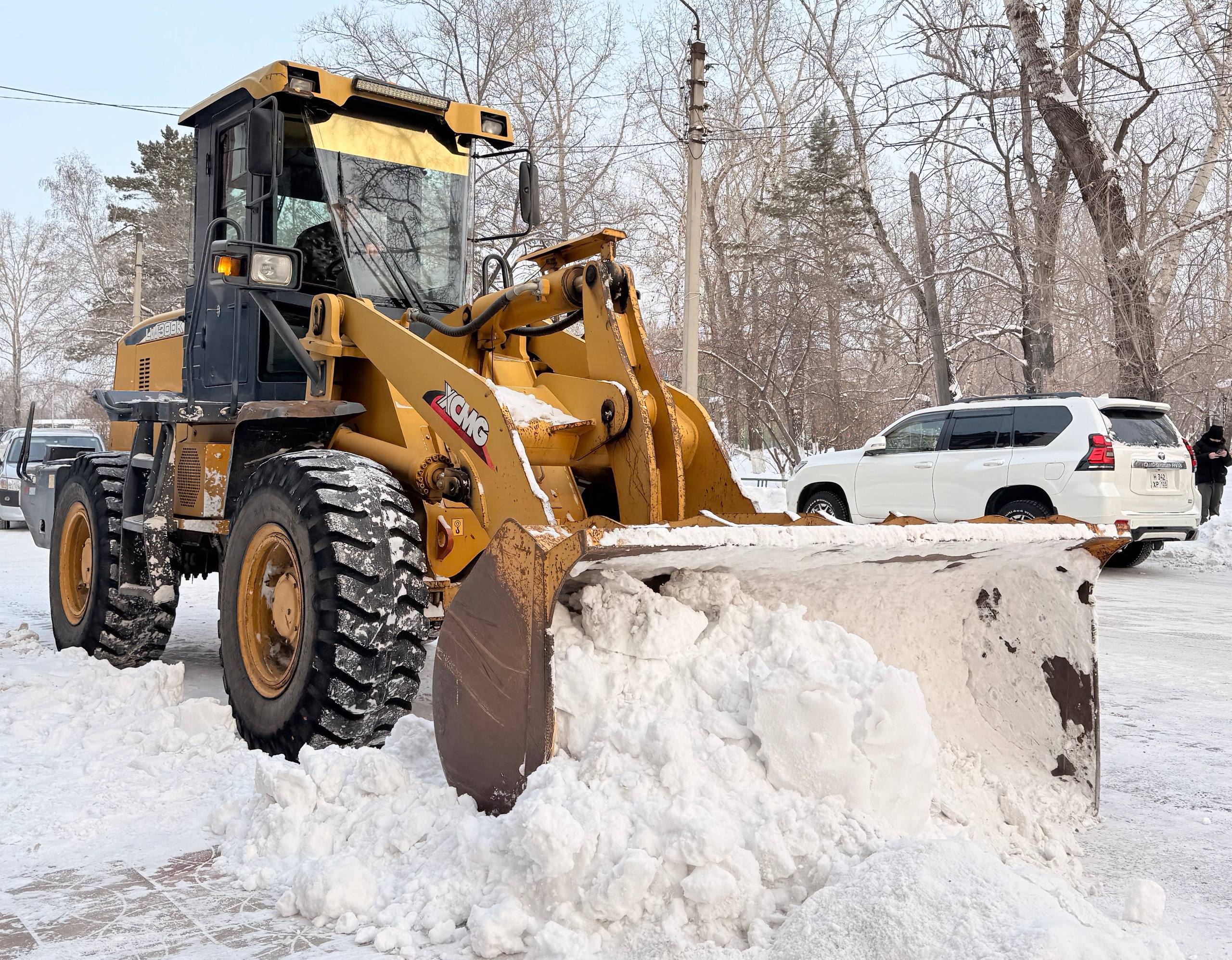 С 3 по 8 января с улиц Белогорска вывезено более 2,7 тысяч куб. м. снега